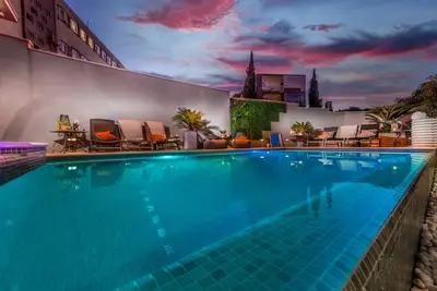 Image de Villa Vikor avec grande piscine privée et jacuzzi. . . . .