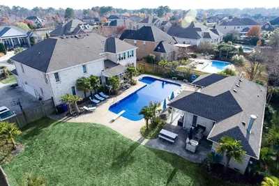 Image de Upscale - 5300 Sq Ft Plus bain à remous, sauna, douche à vapeur, cuisine extérieure piscine de 50 '