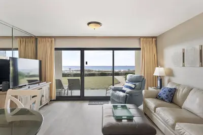 Image de 107- Préparez vos tongs et détendez-vous à la plage. Destin Beach Club