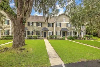 Condominium central situé à St. Simons Island Village Area. Piscine, tennis, fitness!