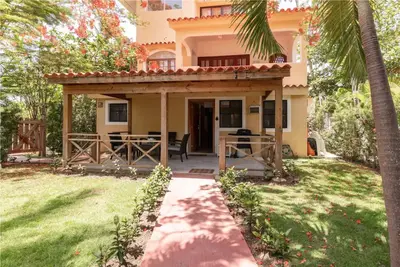 Image de Étapes pour plage privée + patio + terrasse + Netflix. Proche de tout! !