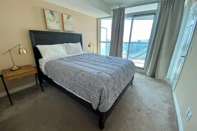 Image de I Love Canada - Superbe vue sur la tour du Cn et vue sur le lac, avec parking gratuit