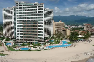 Économisez 15% sur 2 semaines + 2 chambres, 3 salles de bain Sur La Plage, Piscines, WiFi & Parking, Gated!