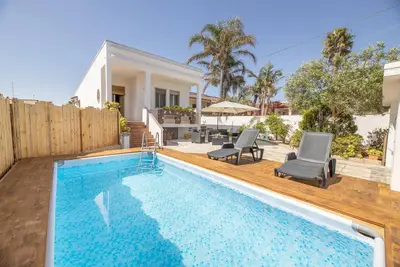 Image de Sun Beach Villa - Marina Di Manc. . .