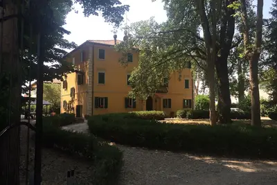 Image de Villa Gioia entourée par la campagne paisible à l'extérieur de Bologne