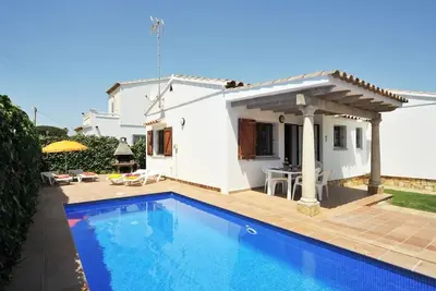 Image de Maison près du bois avec piscine privée. Hutg-001429