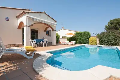 Image de Maison avec jardin et piscine à Riells. Hutg-000995