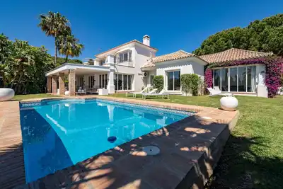 Image de Magnifique Villa ensoleillée avec piscine privée et vue mer Marbella (Elviria)