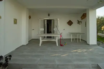 Image de Porche de 25m2, jardin de 1000m2, barbecue, parking avec appareils photo et Wifi