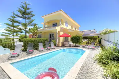 Image de Villa à Parchal avec 6 chambres et capacité pour 12 personnes