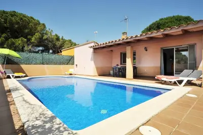 Image de Villa avec piscine proche de la plage principale-Hutg-011713
