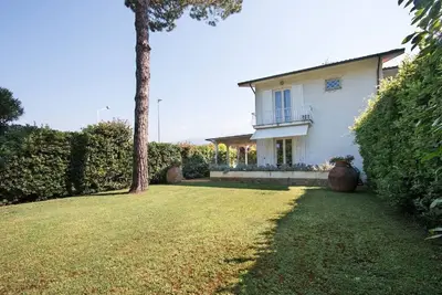 Image de Villa jumelée à Forte dei Marmi 2 chambres, 3 salles de bains