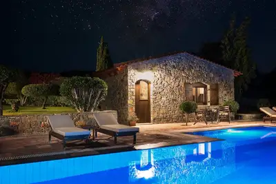 Image de Sitia luxueuse villa meublée et décorée au bord de la piscine d'eau de mer