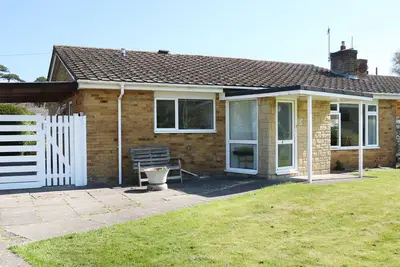 Image de Sengador, les animaux de compagnie, avec un jardin à Highcliffe, Ref 973182