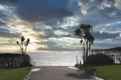 Image de Bel appartement spacieux et aéré à distance de marche de la plage et de la ville