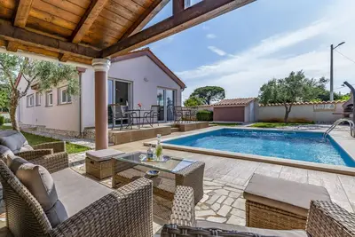 Image de Belle maison de vacances avec piscine, jardin et terrasse avec barbecue et Wi-Fi gratuit