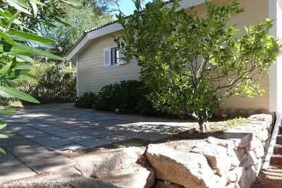 Image de Chalet californien pour 6 personnes dans un domaine privé arboré à Gassin