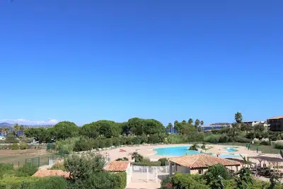 Image de Appartement pour 7 personnes avec piscine et accès direct à la plage situé à Gassin