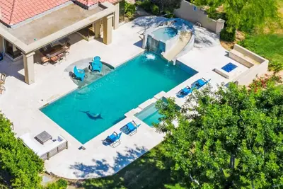 Image de 4 chambres avec immense piscine privée (chauffée), toboggan, cascade, spa, bar, barbecue! !