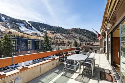 Image de Penthouse dans le centre-ville d'Aspen à seulement 1/2 pâté de maisons de la télécabine
