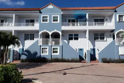 Image de Remodeled Beach House à moins d'un pâté de maisons de la magnifique plage Hollywood!