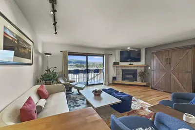 Image de 732b Belle maison de ville avec une vue magnifique. Lit King, terrasse privée, bains à remous