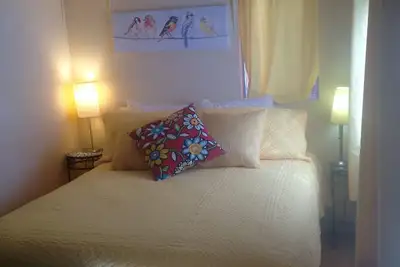 Chambre ensoleillée à proximité des sentiers, de la ville et des tavernes