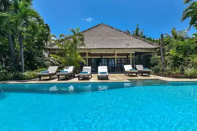 Image de Moderne, spacieux et luxueux front de Beach Villa avec piscine privée et personnel