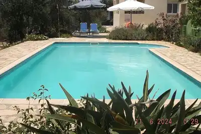 Image de Cadre isolé, grande piscine, vue sur la montagne