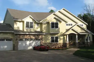 Image de Idéal pour les grandes fêtes! Cabine exécutive isolée près des lacs et de l'activité Spicer!