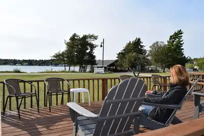 Image de La vue sur la baie vaut le séjour. Cottage avec vue sur le port de Beaver Island