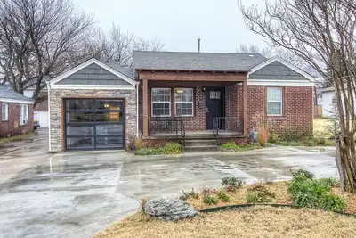 Image de Charmante maison en brique au large de la route 66 près du parc des expositions Tulsa Expo. 10 couchages!