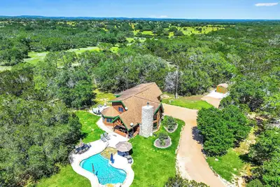 Image de Log Cabin Living in Blanco - Maintenant avec Piscine CHAUFFÉE! (des frais s'appliquent si le chauffage est demandé