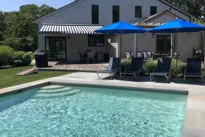 Image de Maison Edgartown magnifiquement rénovée avec piscine dans un endroit calme près de la ville.