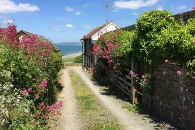 Image de Old Saltys Cottage Ă Westward Ho avec une vue imprenable sur la mer