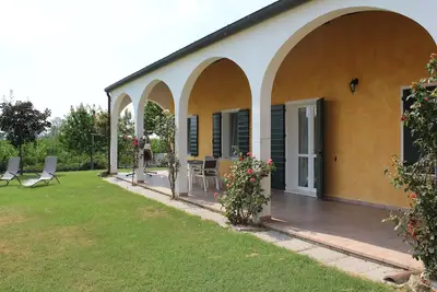 Image de Maison dans villa avec grand jardin, patio et parc privé