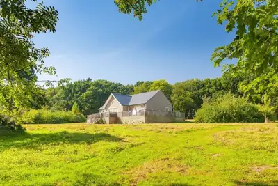 Image de Un lodge délicieux avec bain à remous sur Wakes Hall Farm est un havre de paix dans 500 acres de terres privées