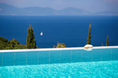 Image de Villa de luxe avec piscine à débordement privée, belle vue sur la mer, à 10 min à pied de Fiscardo