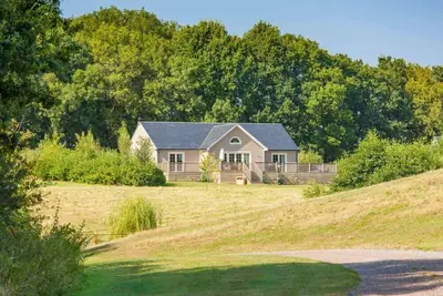 Image de Un lodge délicieux avec bain à remous sur Wakes Hall Farm est un havre de paix dans 500 acres de terres privées