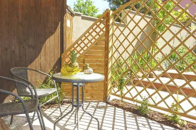 Image de FeWo Seemöwe-Stadthaus Waren - Au rez-de-chaussée avec sep. Entrée et petit. terrasse