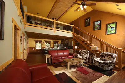 Image de Plongez à droite dans une cabine de 4 chambres avec piscine intérieure à Laurel Estates.