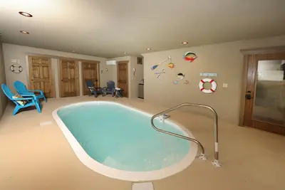 Image de Movie Dive-Inn une cabine de 4 chambres à Laurel Estates avec sa propre piscine.