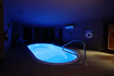 Image de Marco Polo une cabine de 4 chambres avec piscine intérieure.