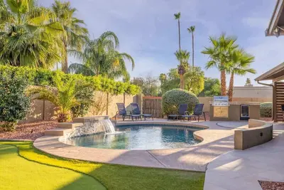 Image de Maison de 5 chambres à coucher avec 2 suites principales. Piscine et espace extérieur!