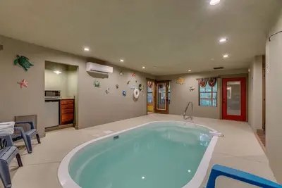 Image de Swimmin 'dans les Smokies une cabine de 6 chambres avec piscine intérieure.