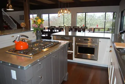 Image de La maison de l'artiste avec la cuisine du chef surplombant la vallée de Napa