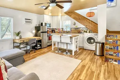 Image de Maison artistique colorée à Canyon Lake