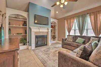 Image de Lavish Cordova House avec table de billard et salle des médias!