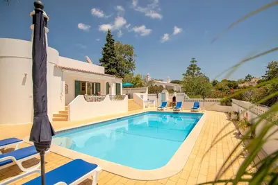 Image de Luxe villa individuelle, piscine privée chauffée, air conditionné et vue sur la mer.
