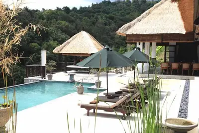 Image de Magnifique villa neuve et luxueuse avec grande piscine, personnel et vue imprenable sur la mer!